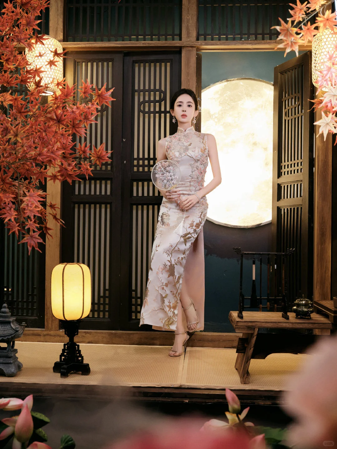 娜扎 刺绣旗袍 玲珑曲线