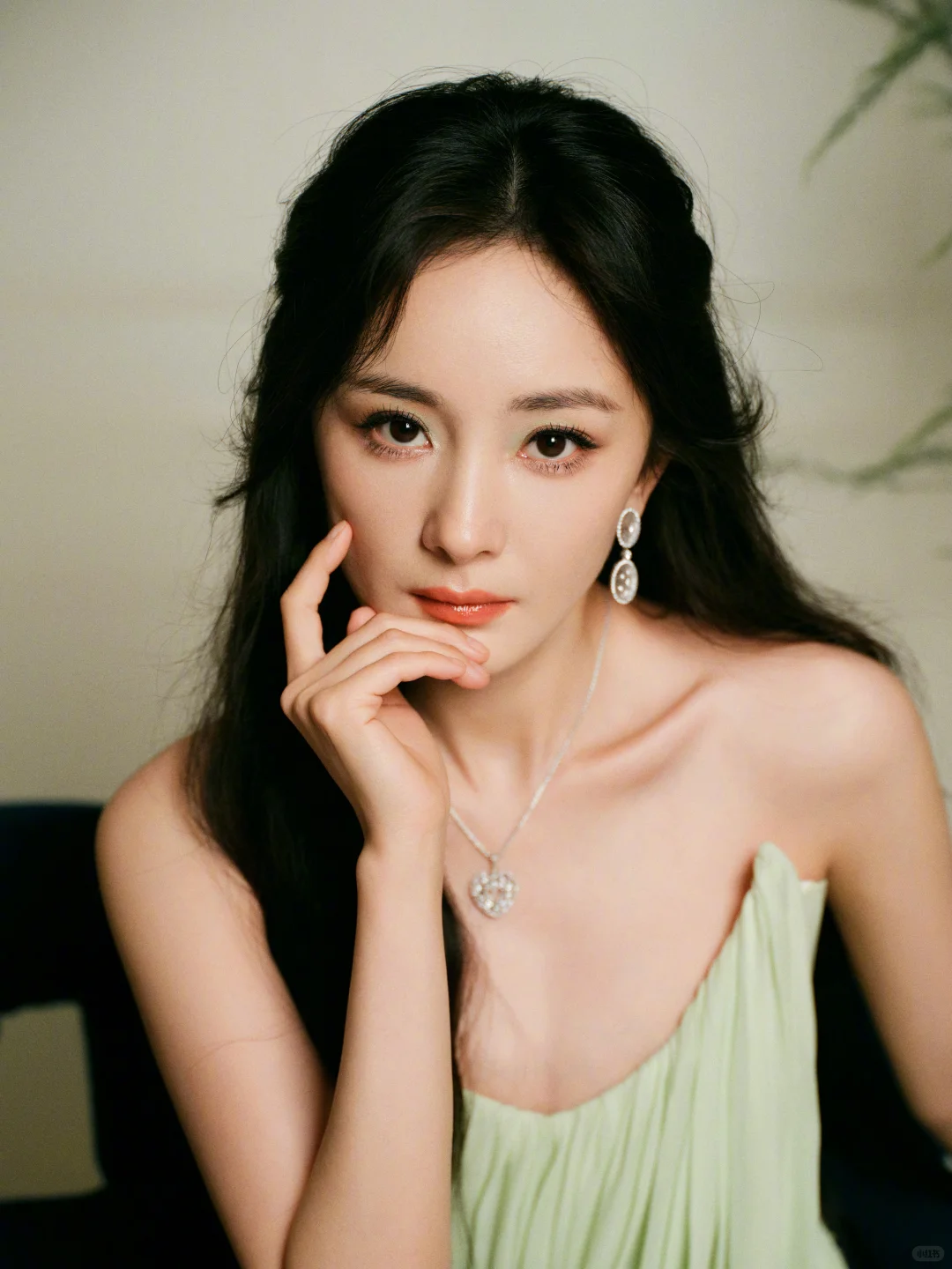 杨幂 好萌的女大 绿色的漂亮出场 纯洁熟女