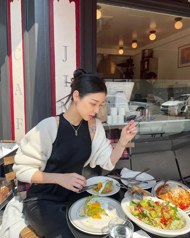 ins美女:五官精致的大长腿美女写真