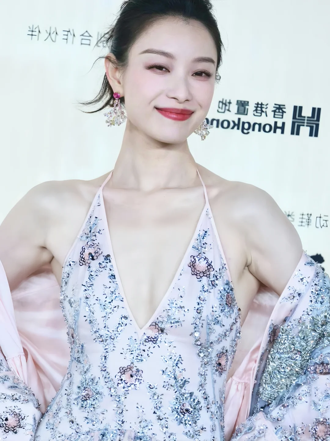 倪妮吊带裙造型生图，太美了！！！！