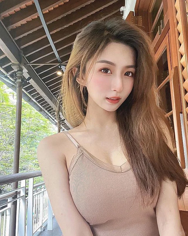 ins美女:五官精致的大长腿美女写真10