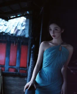 虞书欣香肩光滑如丝，肌肤白嫩，惹人遐想