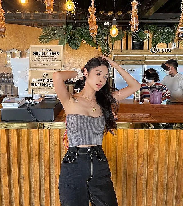 ins美女:五官精致的大长腿美女写真3