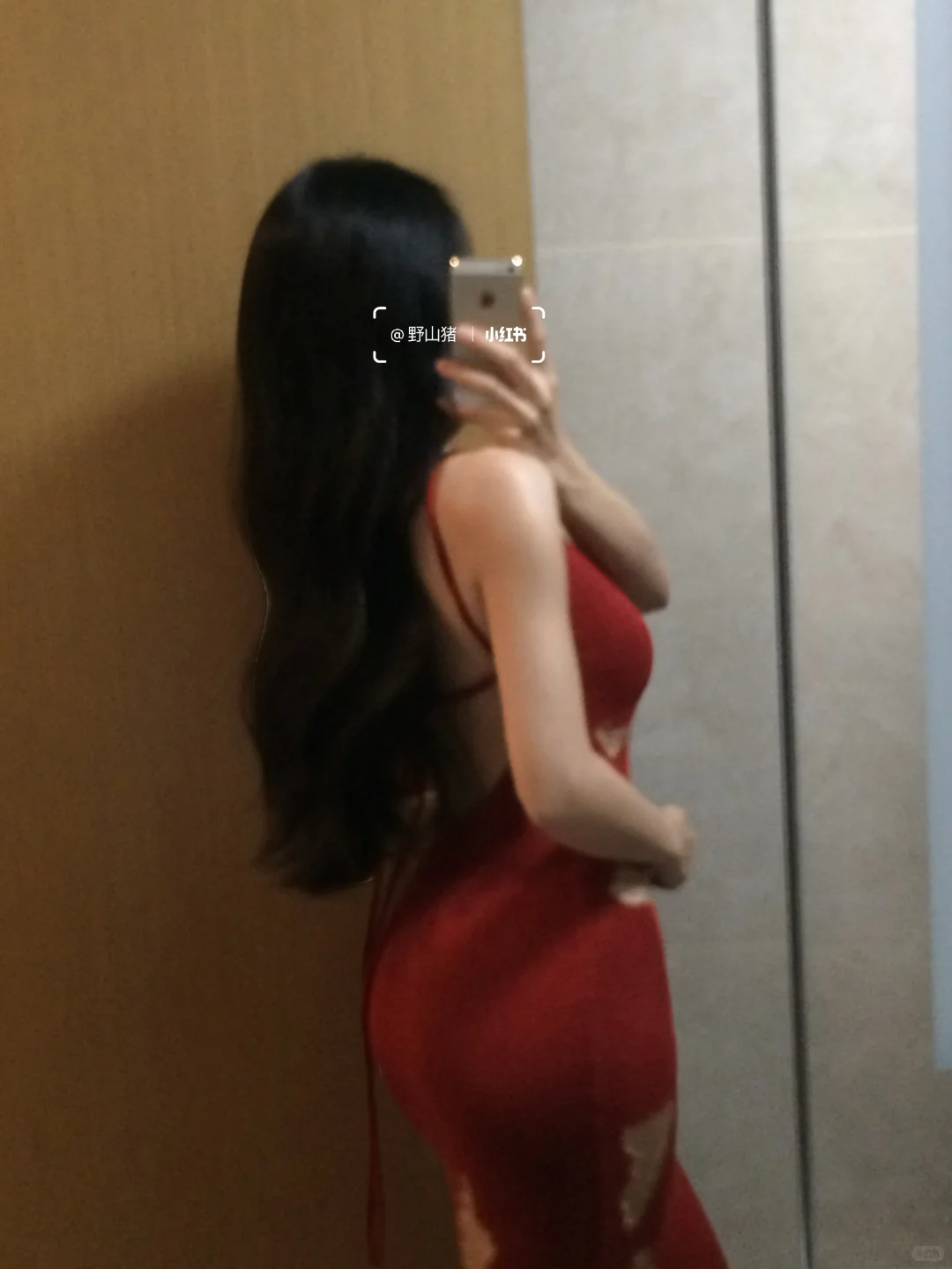 左滑穿上红色性感吊带裙～