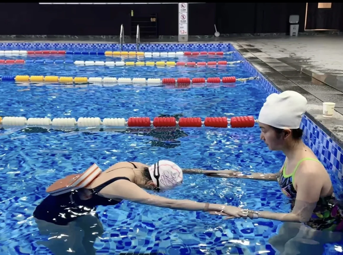 长沙学游泳冬天女教练在地铁口等你！快来了