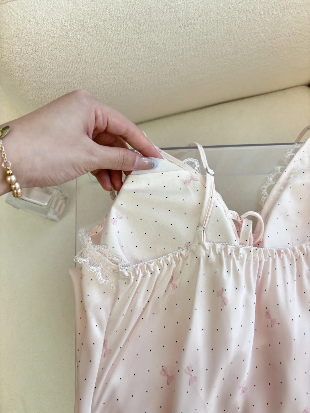 新买的粉色蝴蝶结波点睡裙🎀好嗲好少女啊～