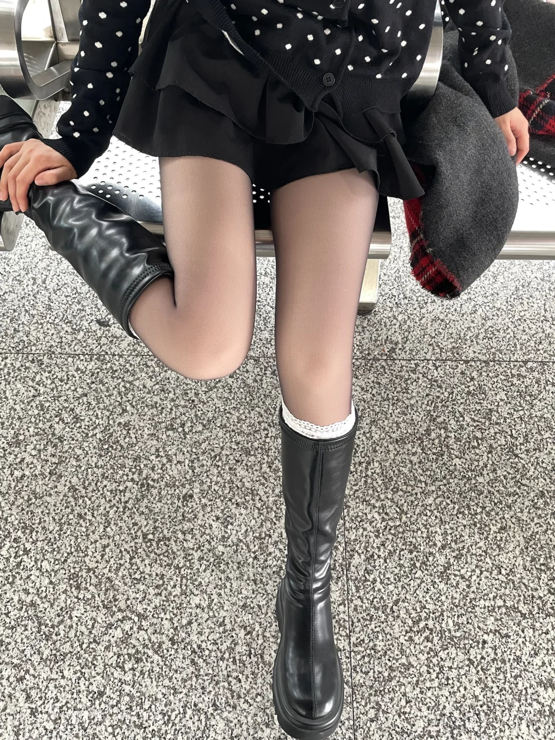 她说….穿的加绒黑丝🥹有点儿好看❗️