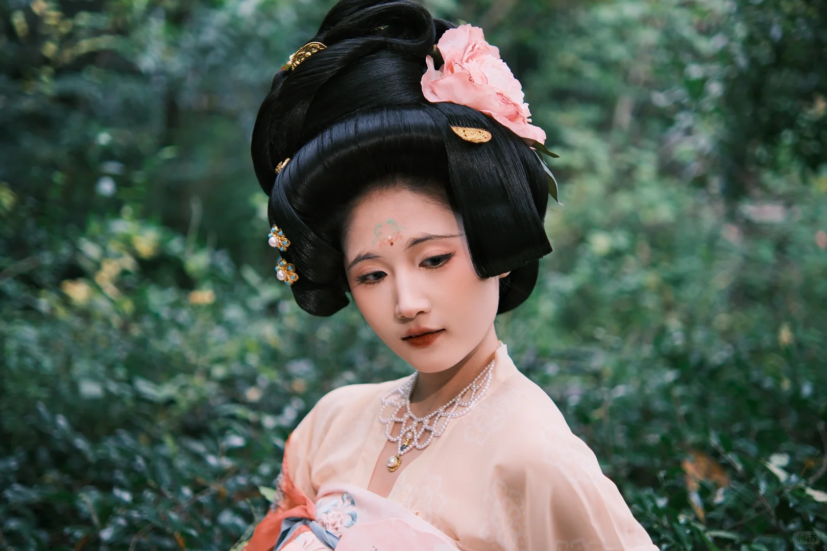 “荷叶罗裙一色裁，芙蓉向脸两边开”