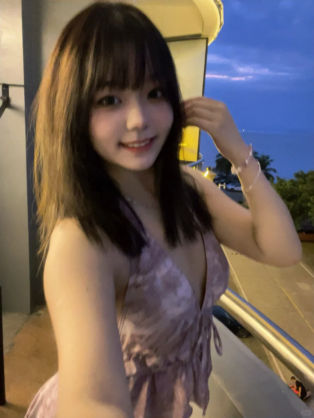 有人懂紫色吊带和蓝调时刻的适配度吗…..