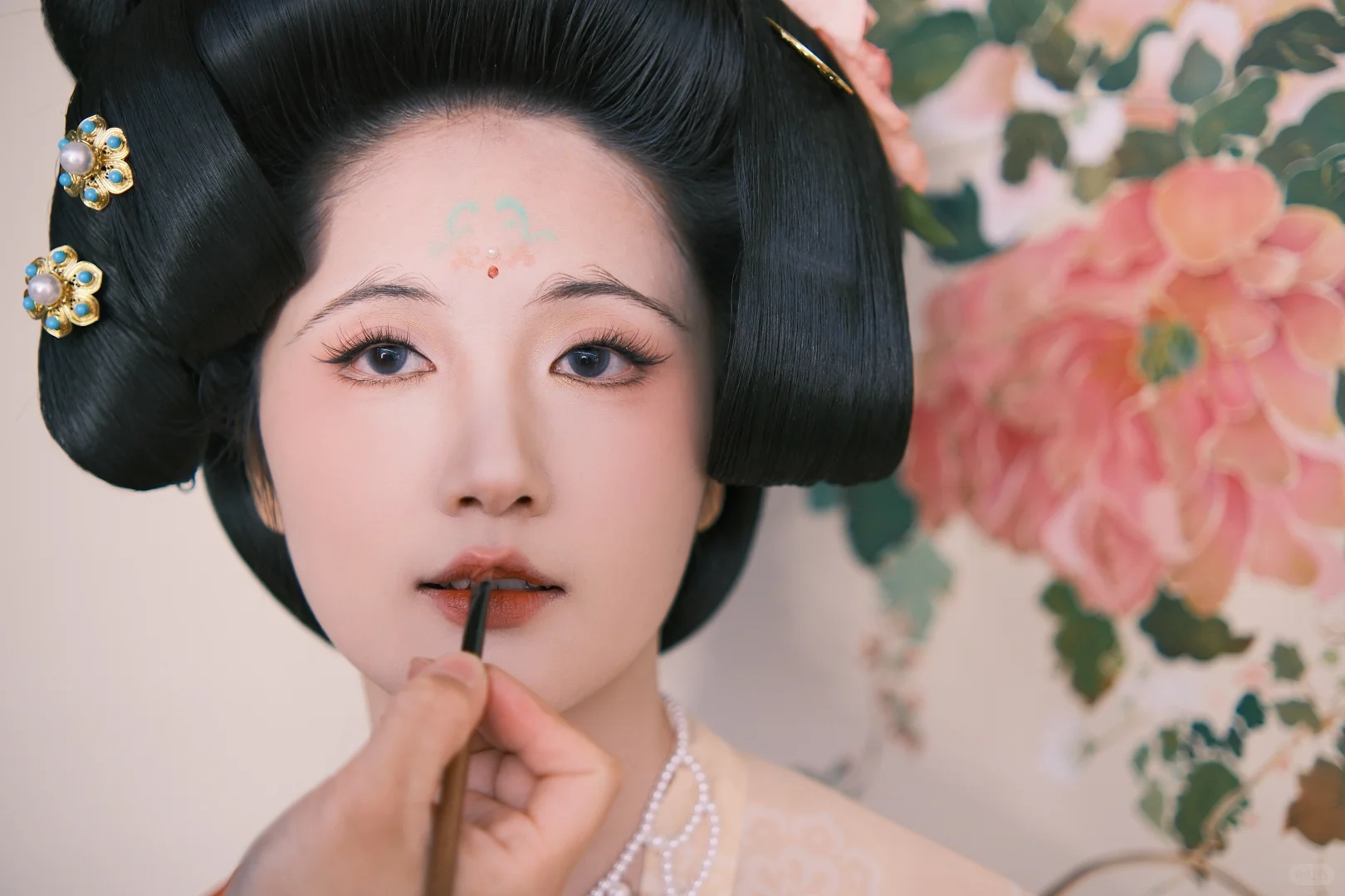 “荷叶罗裙一色裁，芙蓉向脸两边开”