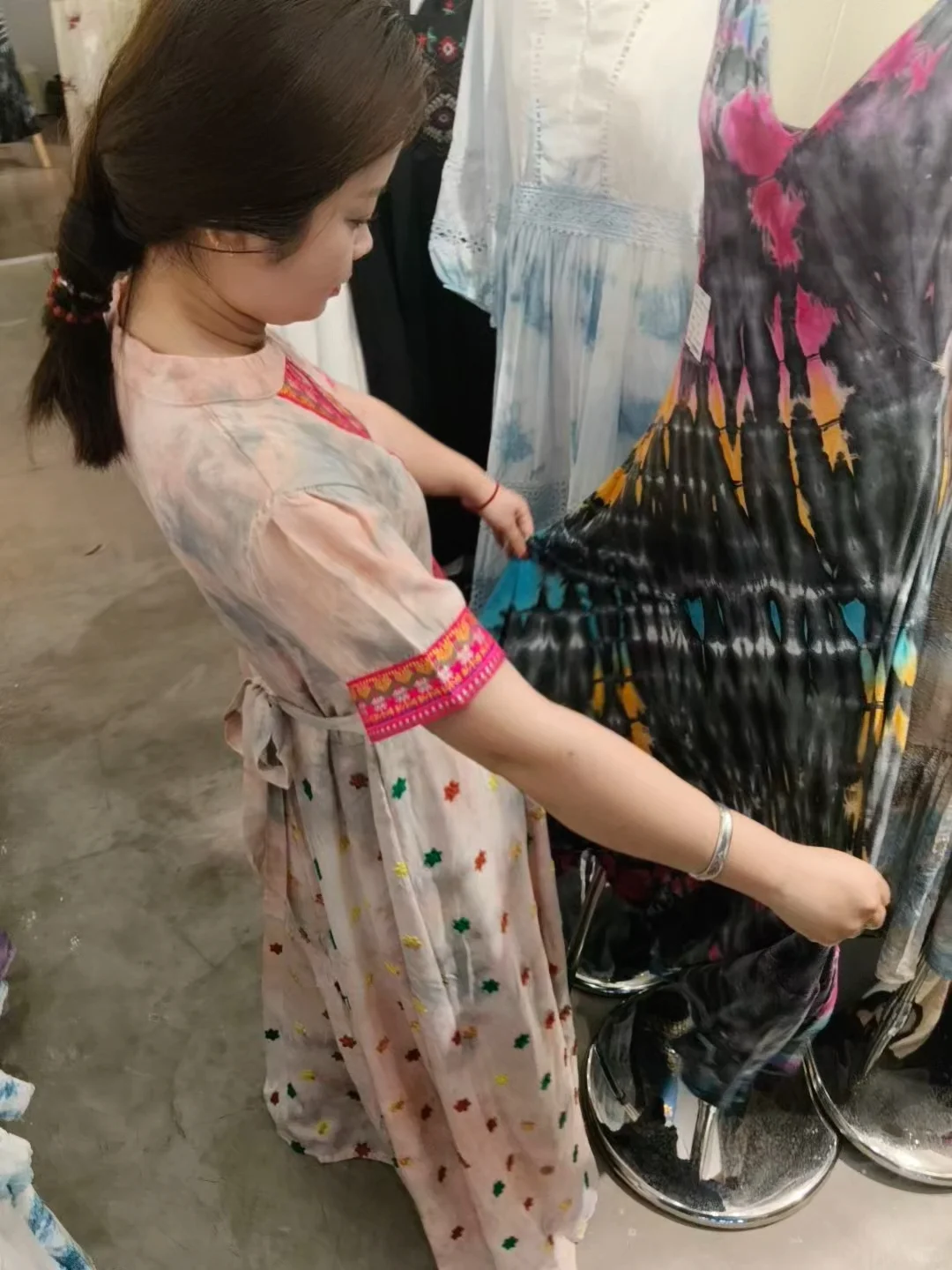 小县城里的小店里的衣服太好看啦～