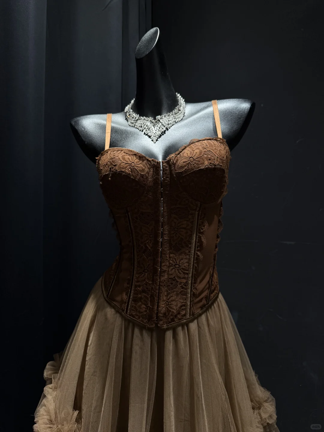 咖啡棕蕾丝胸衣+层层纱裙