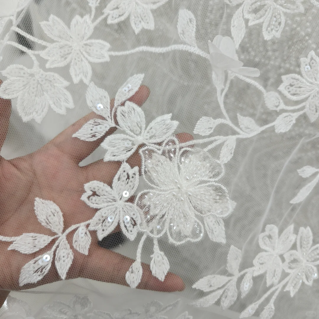 蕾丝面料上的花朵刺绣