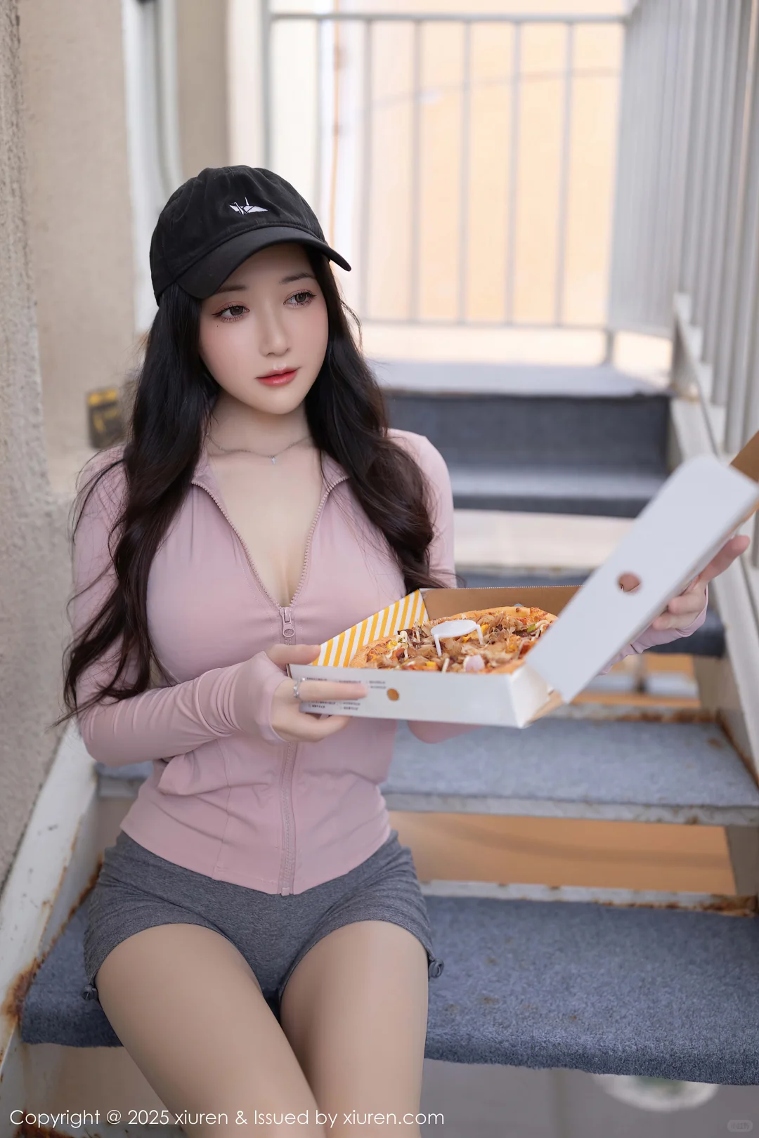 嘴馋小姐姐偷吃披萨🍕被发现啦！