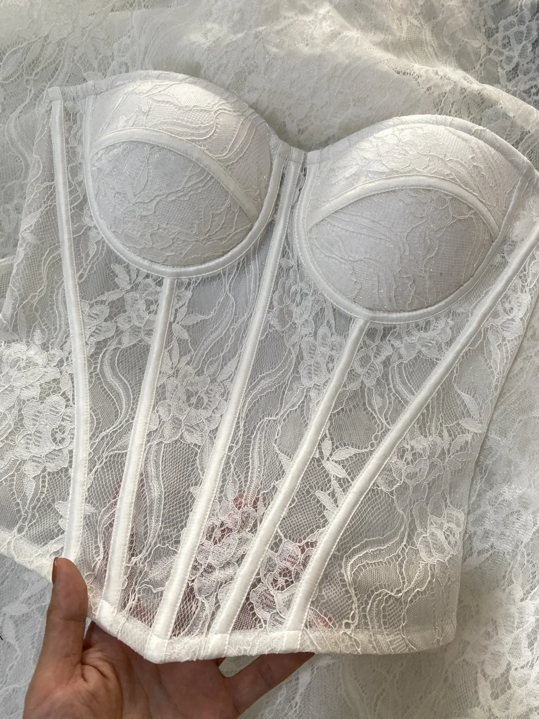 真的被蕾丝镂空胸衣拿捏到不行😭