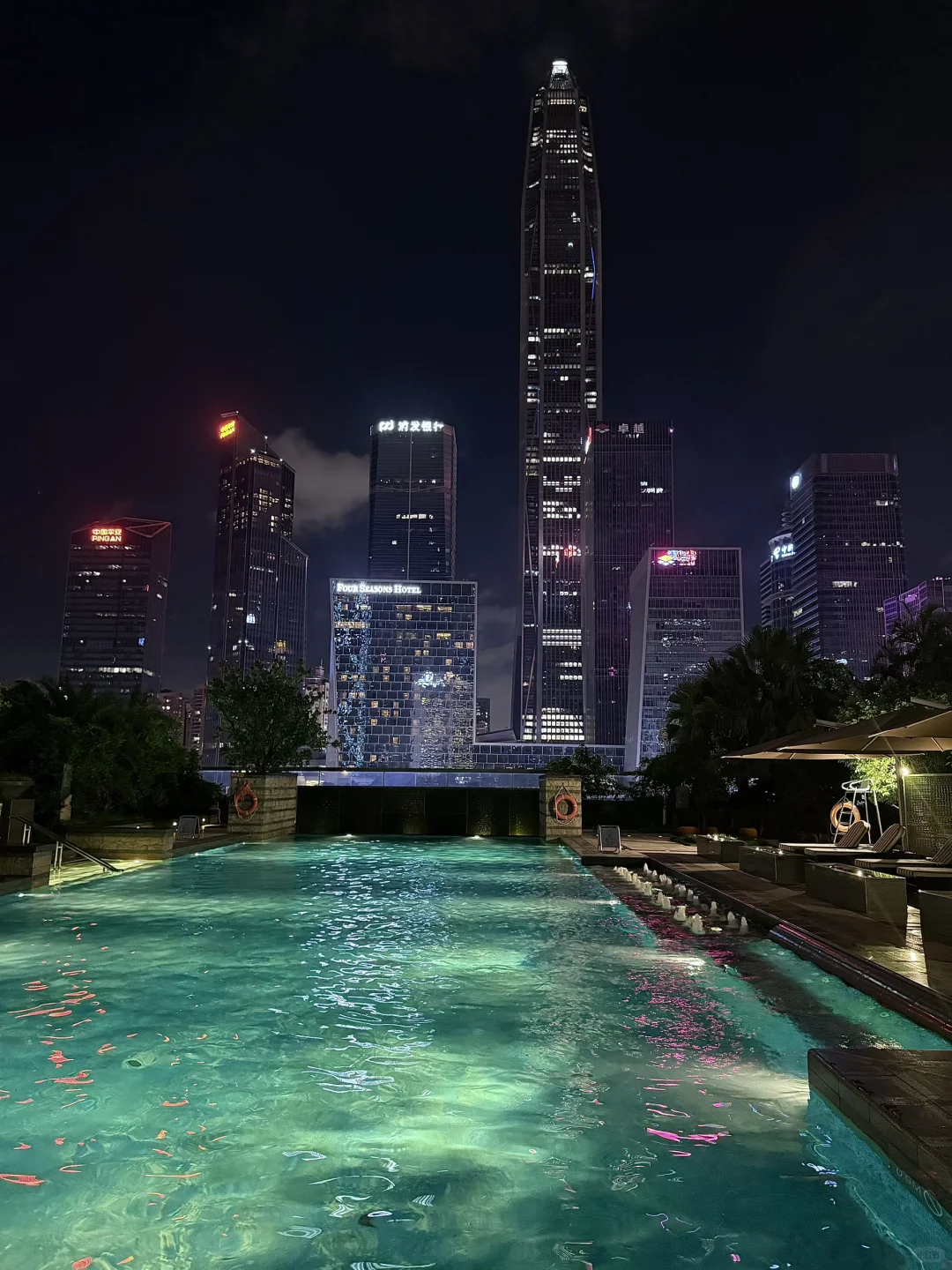 Midnight swimming🌙