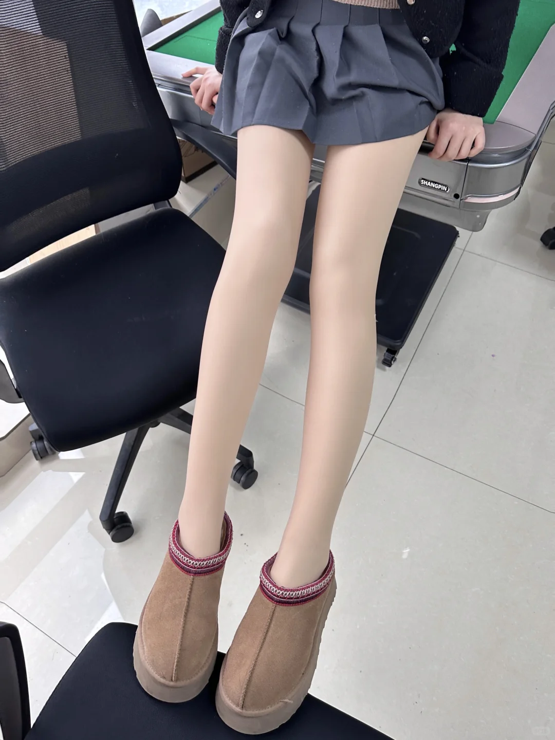 无语si了…就因偷看牌友大长腿怒输200！