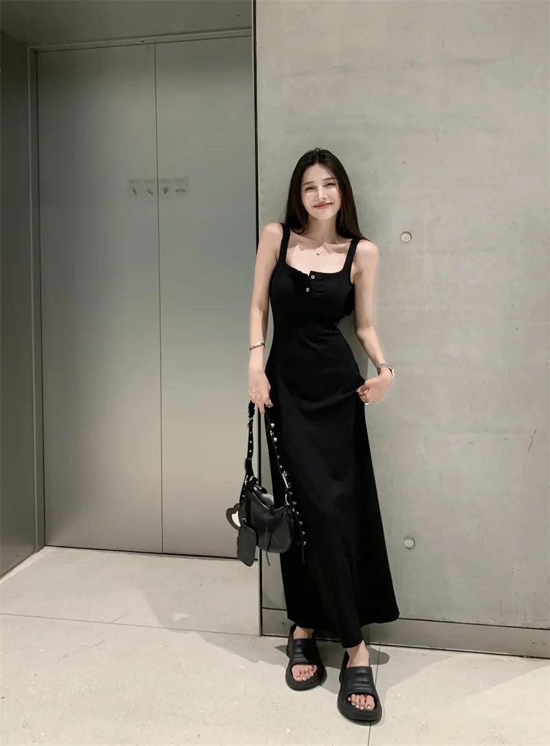 这条吊带裙才是普通人的 “氛围作弊器”