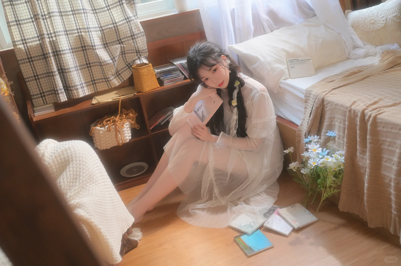 夏日的风吹进房里，悄悄看你在做什~