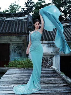 虞书欣香肩光滑如丝，肌肤白嫩，惹人遐想