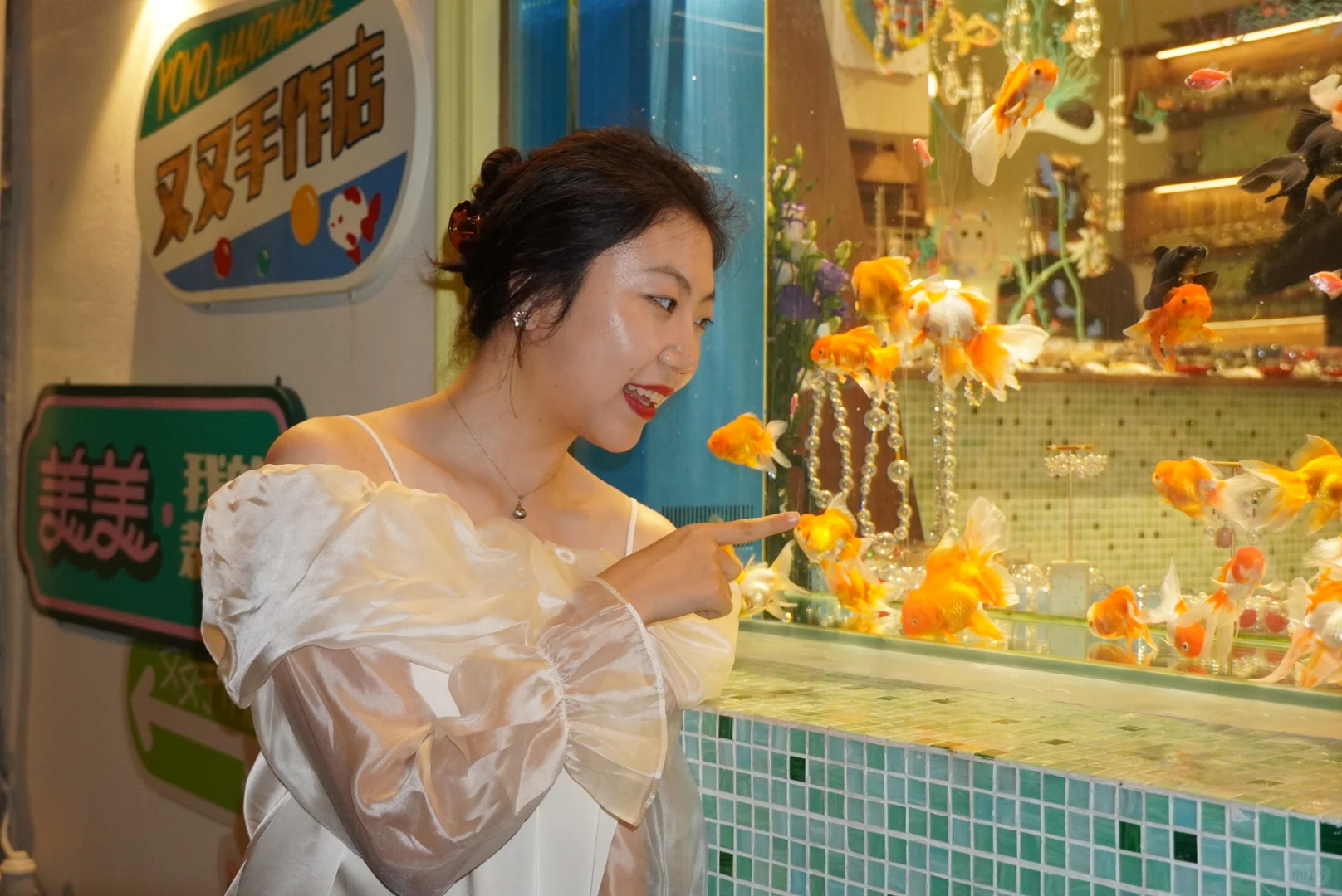 她的衣服在发光诶