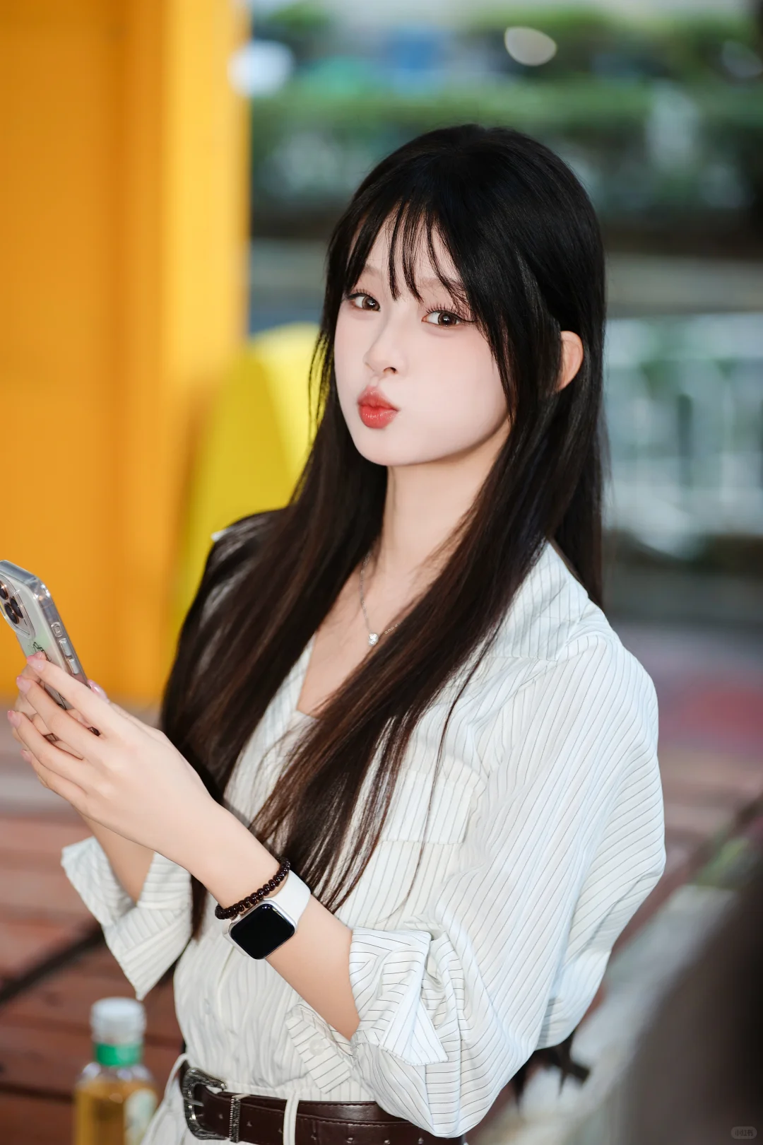 阳光正好，白色T恤与美少女的活力日常