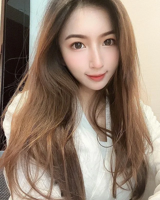 ins美女:五官精致的大长腿美女写真10