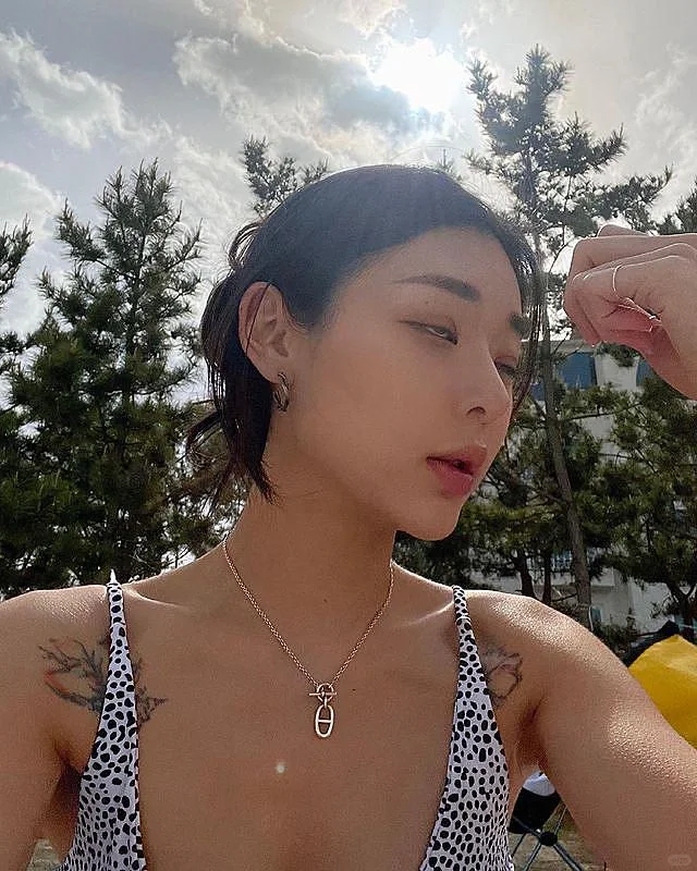 ins美女:五官精致的大长腿美女写真3