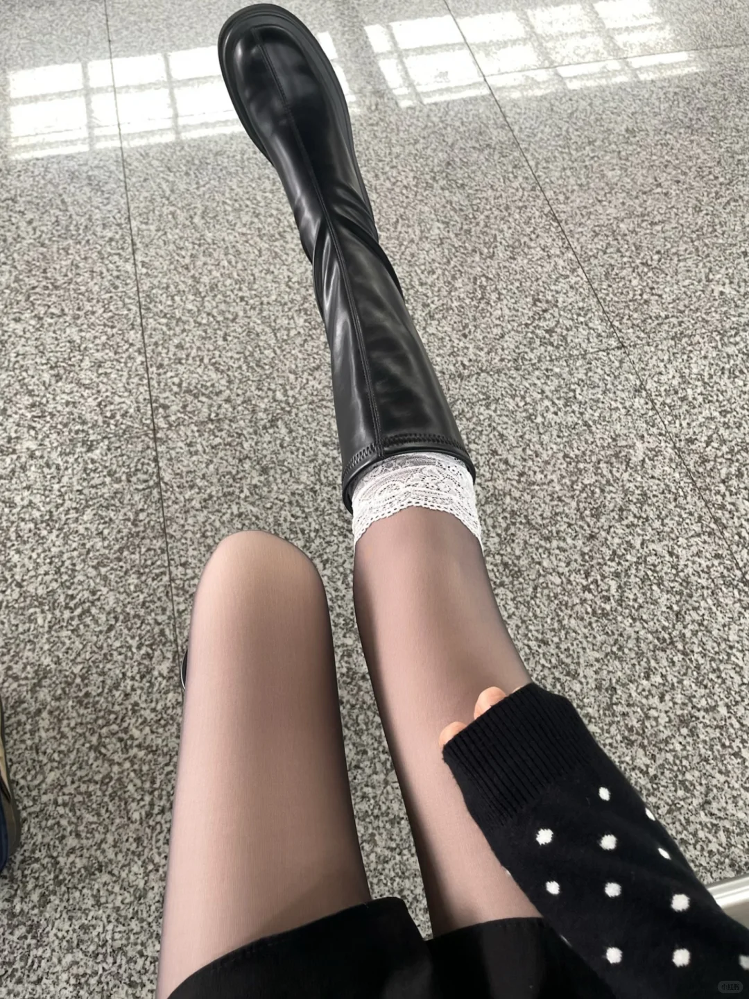 她说….穿的加绒黑丝🥹有点儿好看❗️