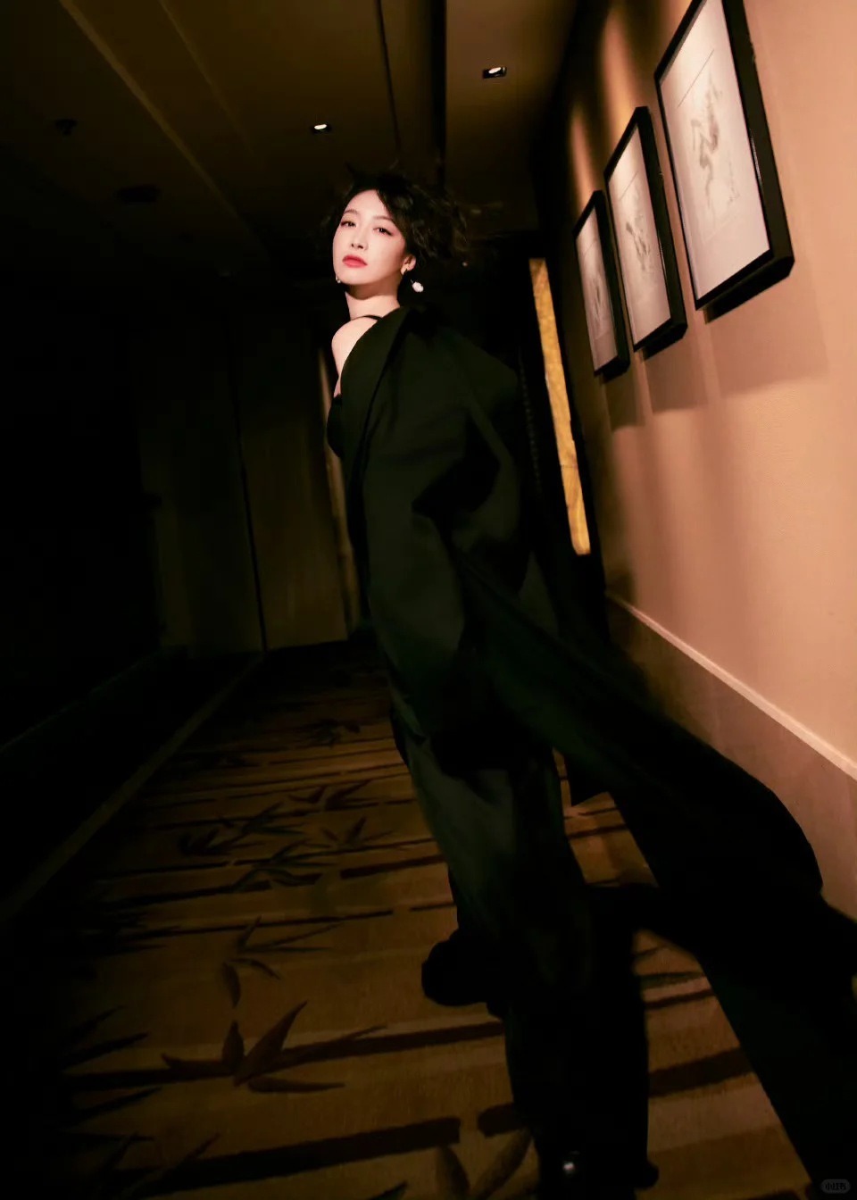 宋茜山河枕扫楼！全黑造型杀疯了🔥