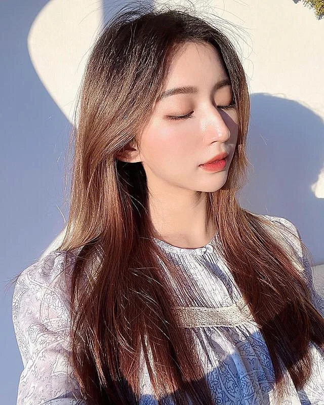 ins美女:五官精致的大长腿美女写真11