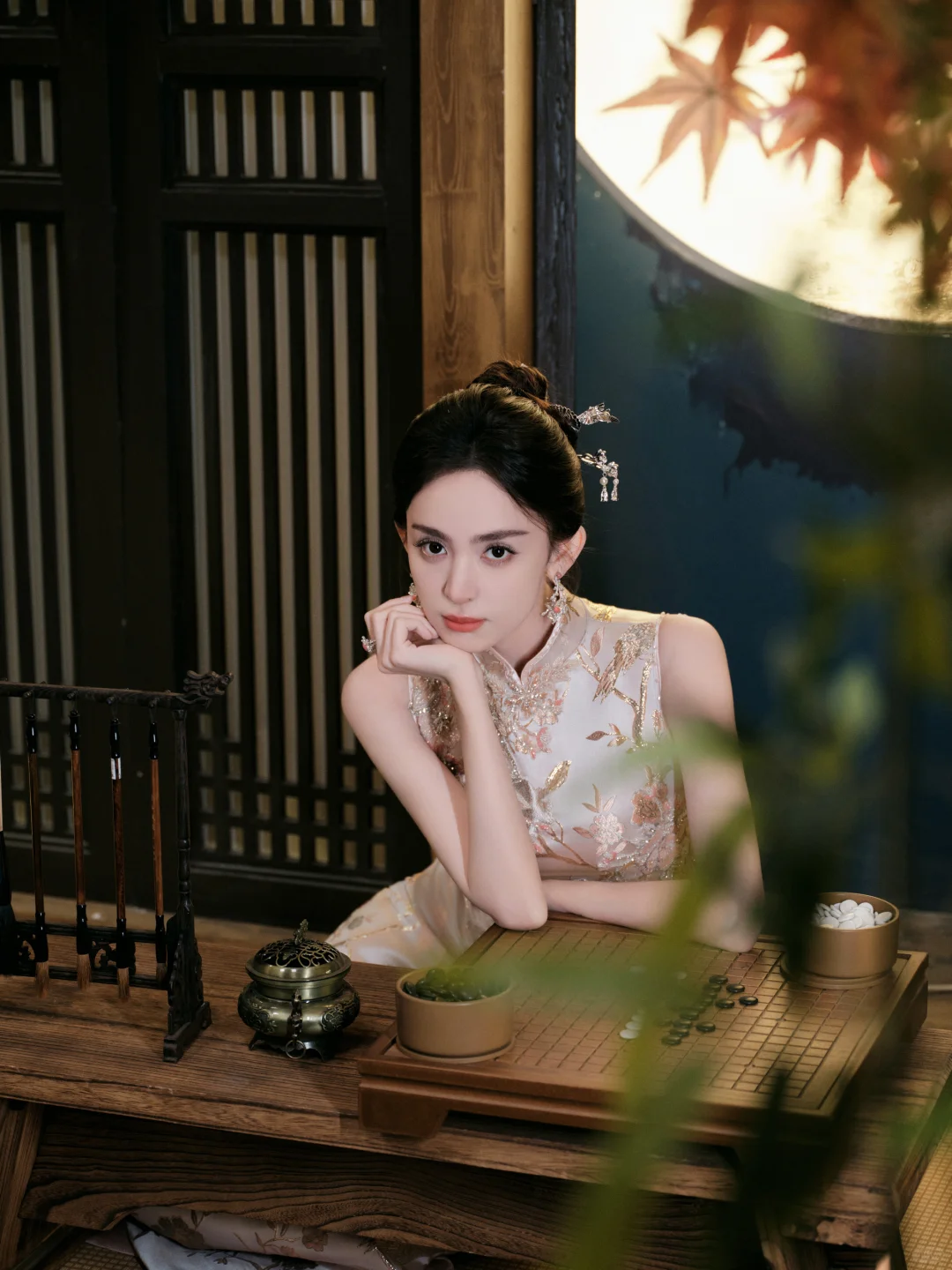 娜扎 刺绣旗袍 玲珑曲线