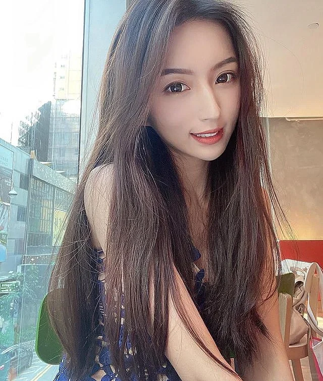 ins美女:五官精致的大长腿美女写真4