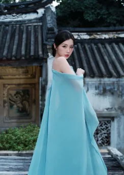 虞书欣香肩光滑如丝，肌肤白嫩，惹人遐想