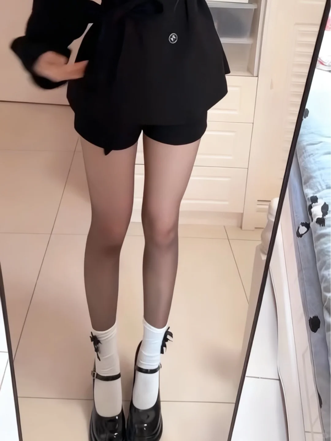 黑丝配白袜也太女高了吧