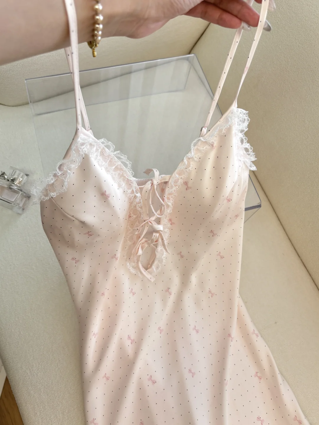 新买的粉色蝴蝶结波点睡裙🎀好嗲好少女啊～