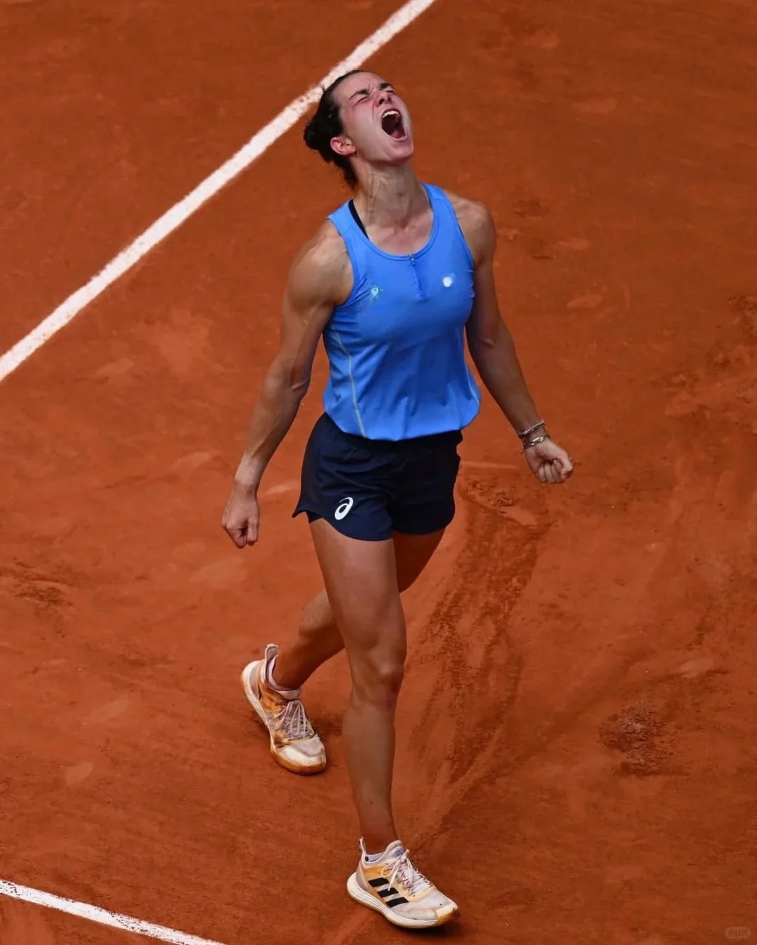 从此女孩穿短裤打网球才是标配！