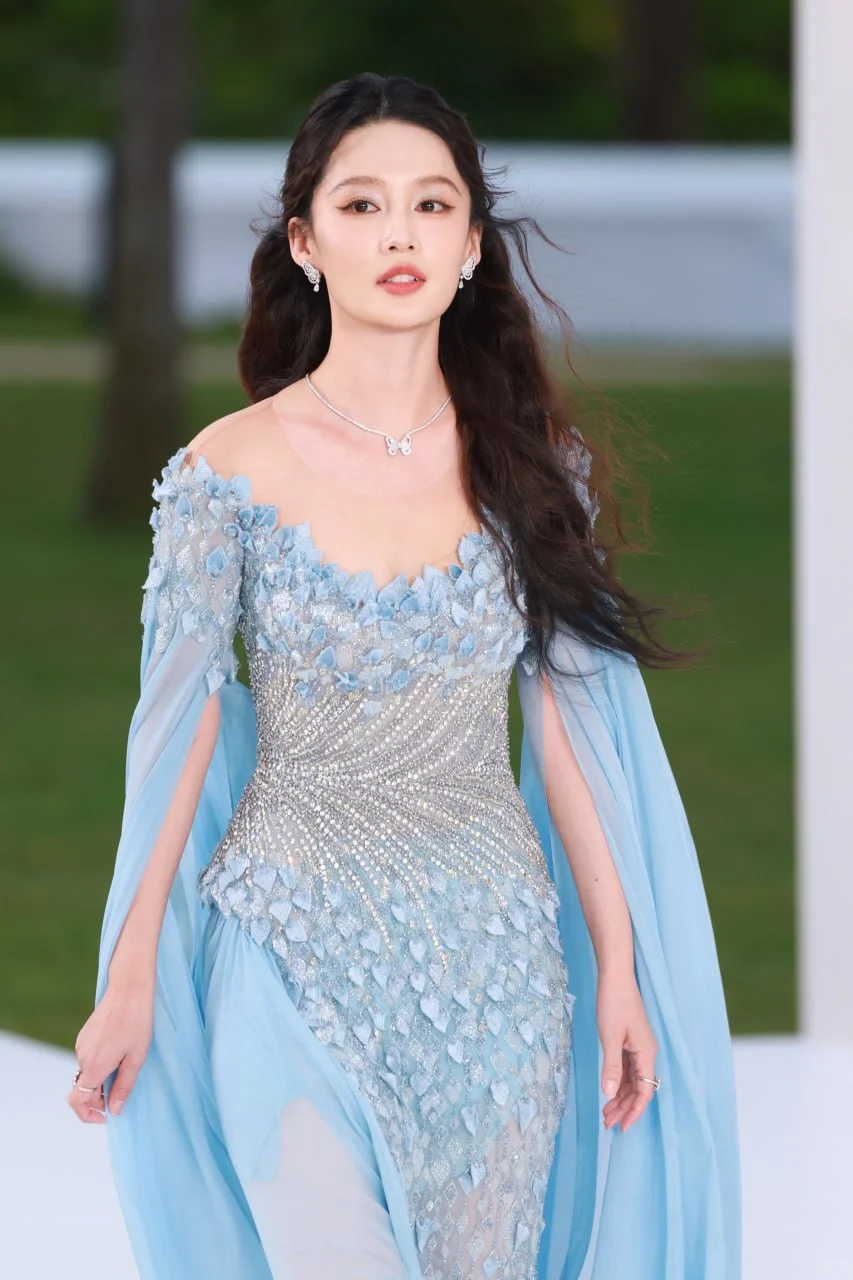 #李沁 蓝色薄纱开叉裙 大长腿太勾人了