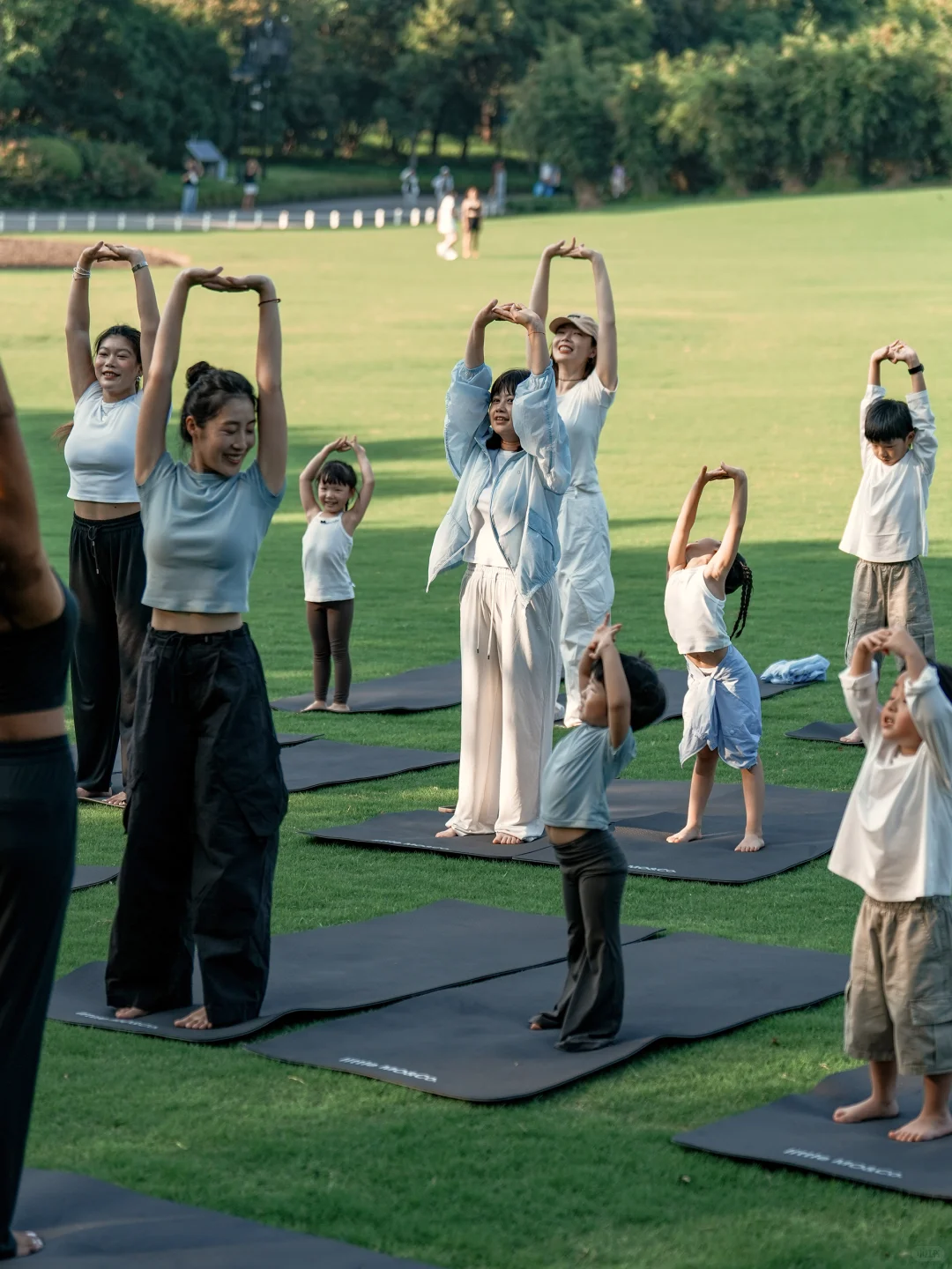 日落、草坪、瑜伽，与自然交朋友
