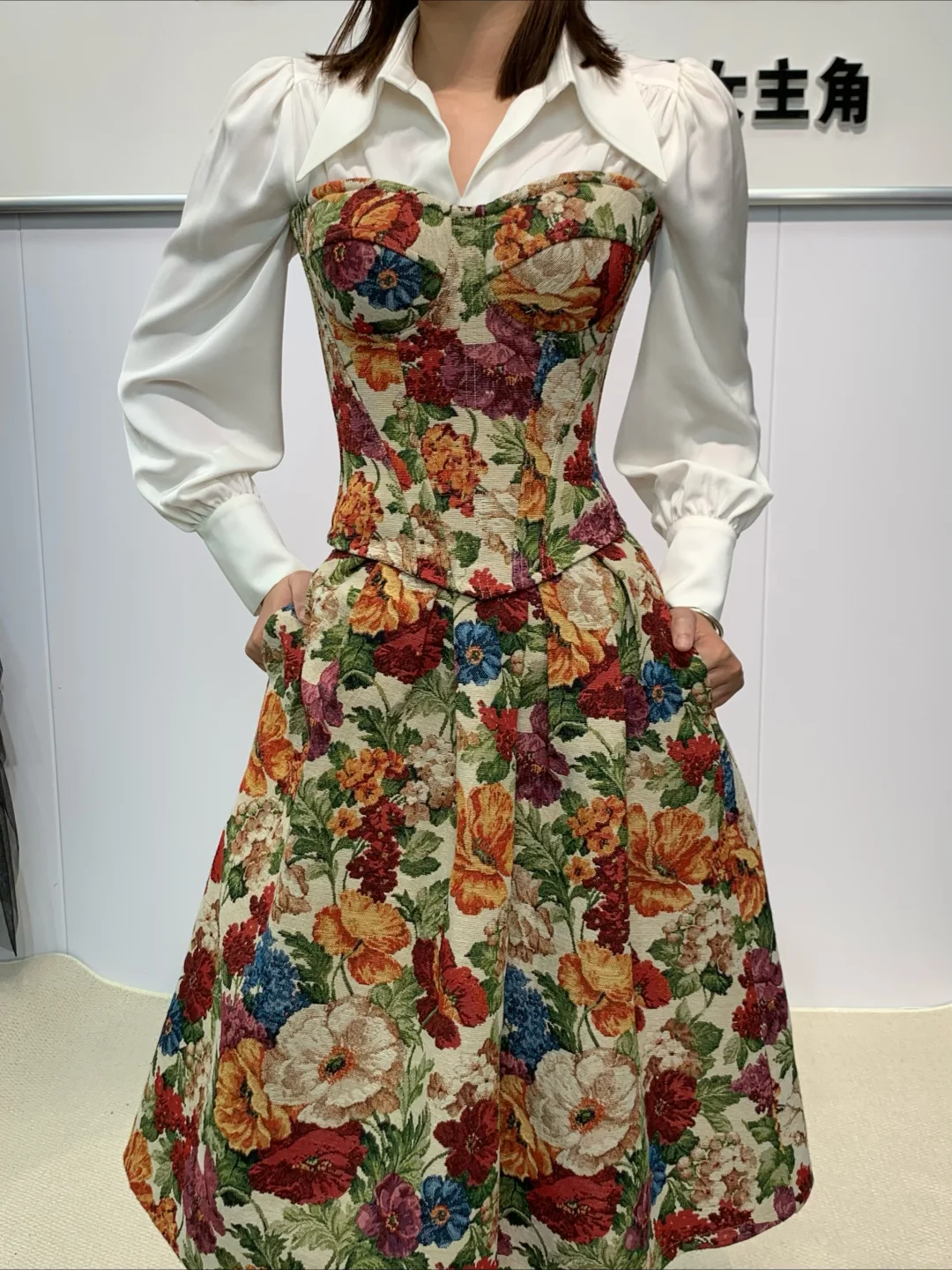 秋冬鱼骨胸衣的穿搭建议