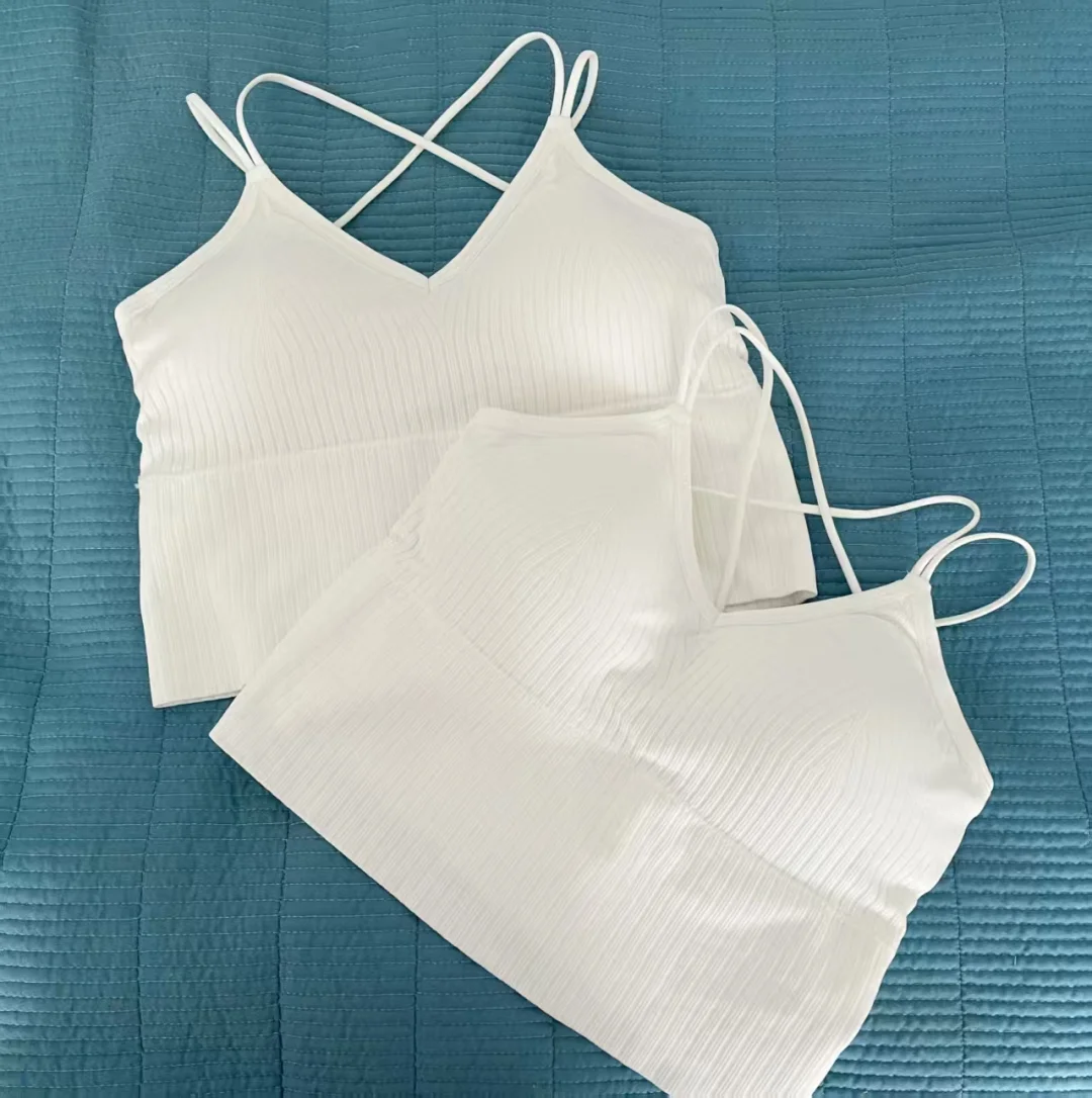 秋日里的小美好：轻盈吊带与美背时光