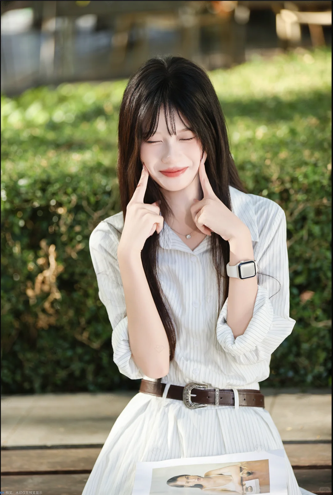 阳光正好，白色T恤与美少女的活力日常