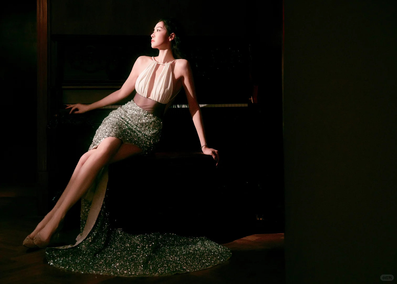 宋茜大秀美背～优雅闪耀如维纳斯降临！