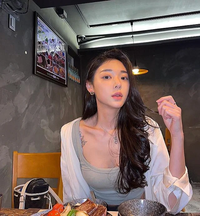 ins美女:五官精致的大长腿美女写真