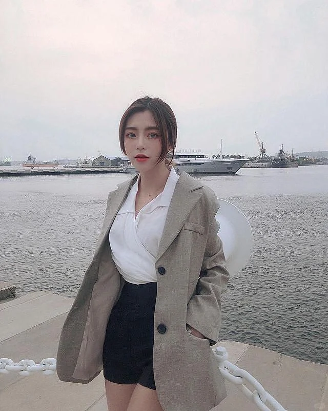 [ins美女]长相甜美的大长腿美女模特写真