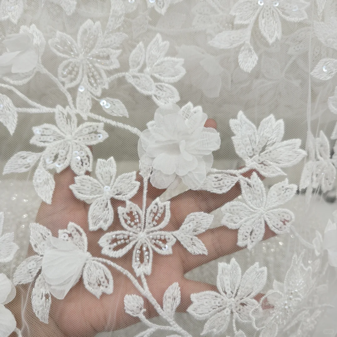 蕾丝面料上的花朵刺绣