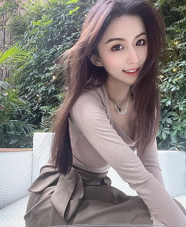 ins美女:五官精致的大长腿美女写真4