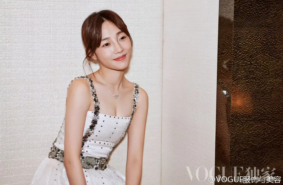 青岛青春活力干练风女明星——白百合