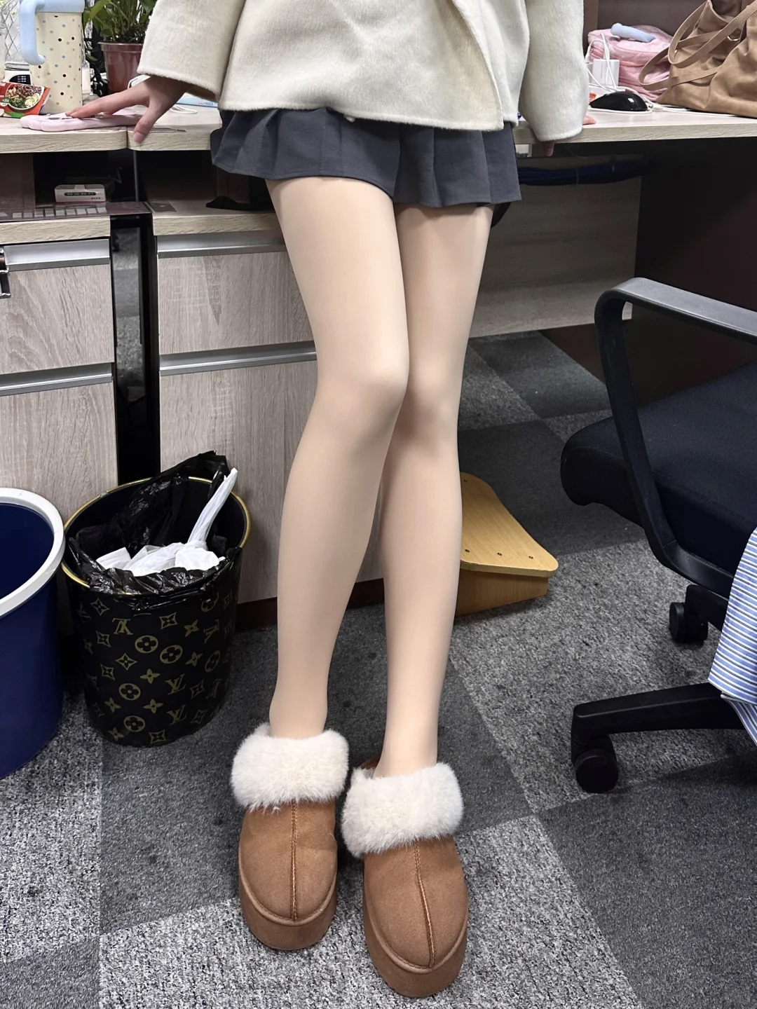 已经沉浸在同事的美腿里不知天地为何物了…