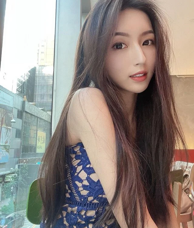 ins美女:五官精致的大长腿美女写真4